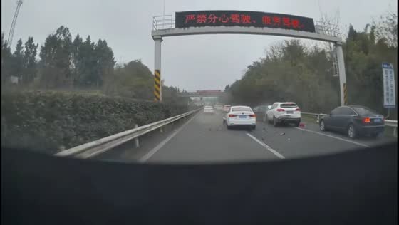 Rear-end crash sparks vehicle fire in three-car collision in Hubei, China
