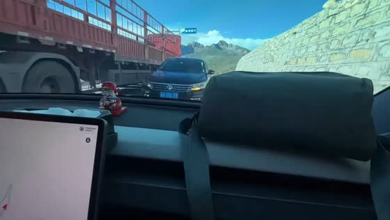 Head-on collision narrowly avoided on mountain highway in Tibet, China