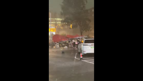 Strong winds tear through roadside market in Hebei, China