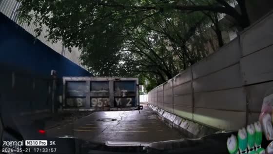 Truck’s open flatbed door strikes passing vehicle on narrow road in Guangdong, China