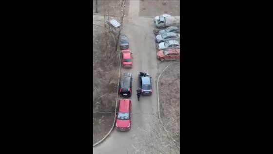 Policeman smashes windshield to stop drunk driver in Moscow, Russia