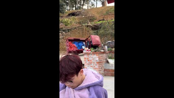 Three-wheeled cargo truck overturns in Sichuan, China