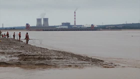 Man rescued after being swept by strong current in Xiaolangdi, China