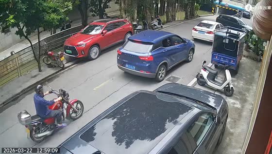 Motorcycle hits car after sudden stop during U-turn in Guangdong, China