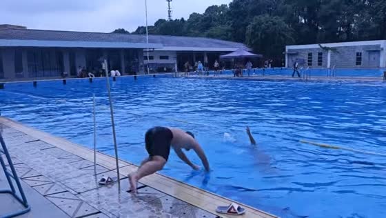 Mock rescue attempt ends in slip and fall at swimming pool in Sichuan, China