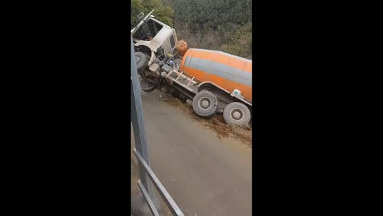 Concrete mixer truck accidentally falls into ravine in Sichuan, China