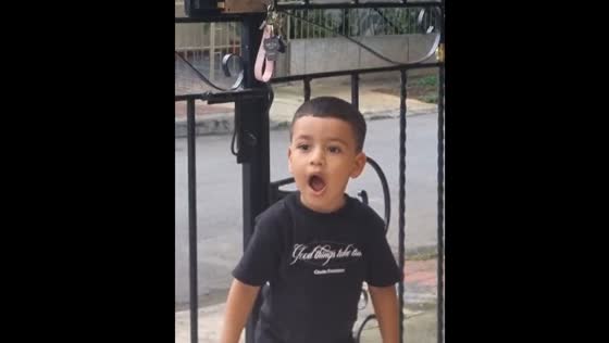 Child struggles to open gate with key in Cali
