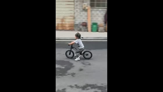 Child crashes bicycle into sign post in Hunan, China