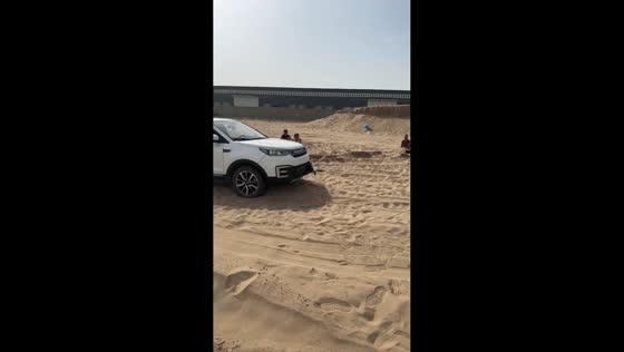 Tow truck rips off rear car’s license plate in Xinjiang, China