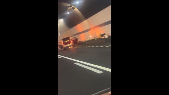 Car catches fire on roadside inside Jiaodongao tunnel in Zhejiang, China