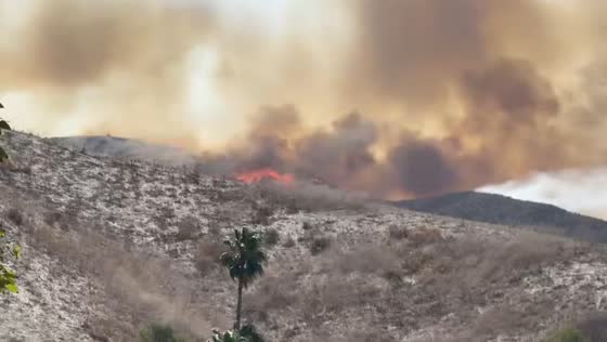 Norte Fire sends massive smoke plumes over hillsides in San Clemente, USA