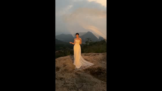 Bride catches flying veil with perfect timing during photoshoot in Hebei, China