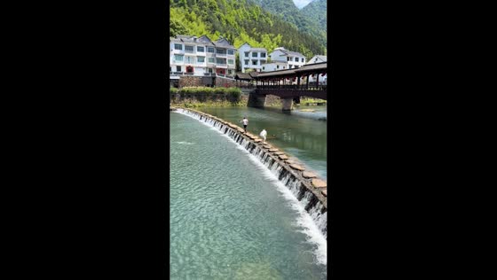 People rescue woman from river near dam in Zhejiang, China