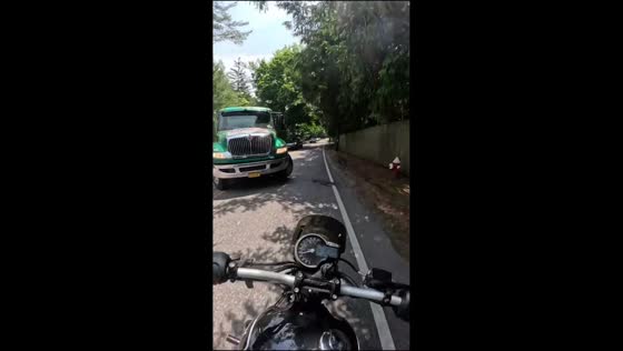 Beginner motorcyclist confronts sanitation truck driver in Long Island, New York