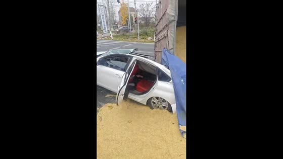 Truck rollover accident at Huangchang Intersection in Hubei, China