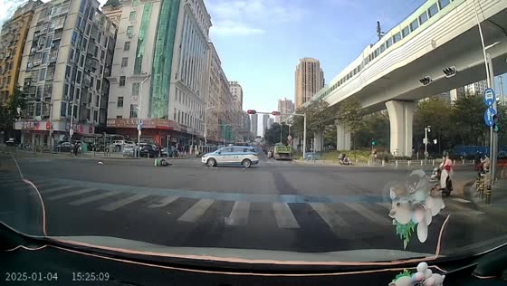 Car accident between electric motorcycle and taxi caught on dashcam in Guangdong, China