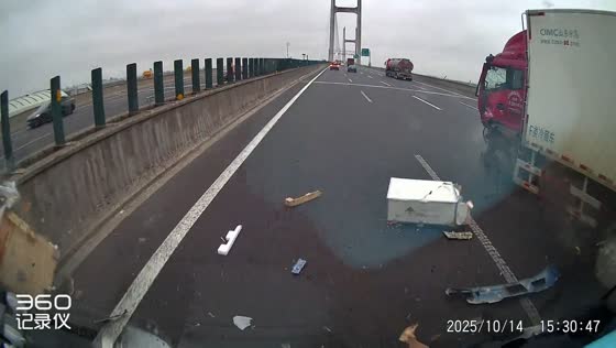 Sudden rear-end crash on busy highway in Shanghai, China