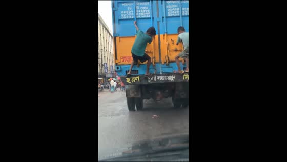 Boys steal cargo from moving truck before jumping off in Chattogram, Bangladesh