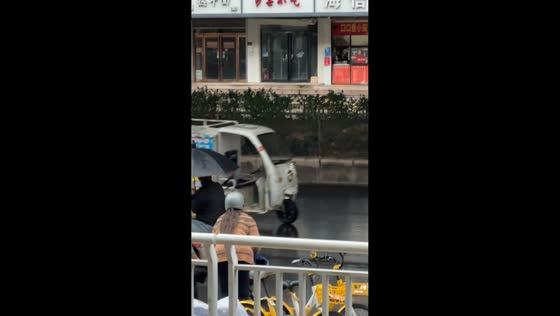 Unmanned electric tricycle causes roadside crash in Henan, China