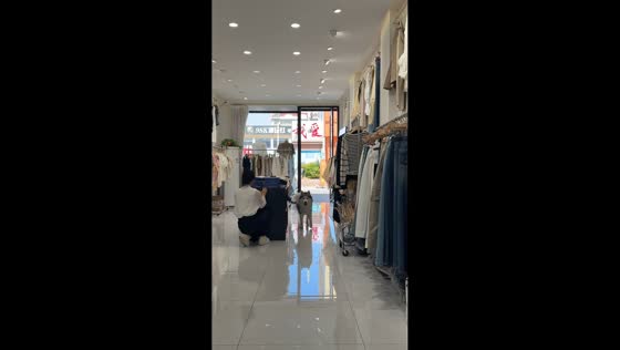 Husky startled by surprise in store in Shandong, China