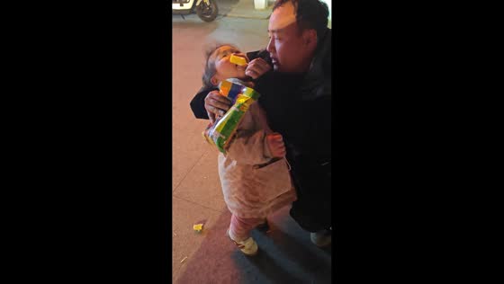 Daughter's tongue sticks to ice cream in Jiangsu, China