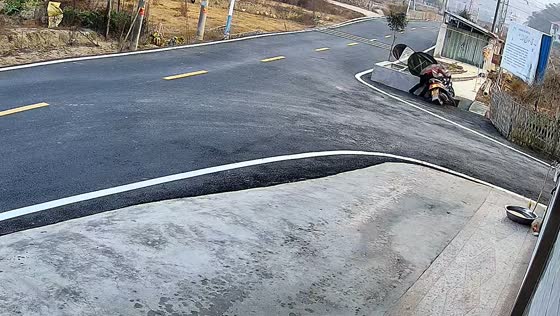 Scooter crashes off road in Hunan Province, China