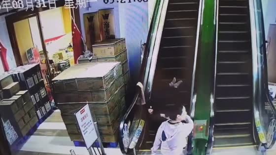 Delivery driver rescues elderly passenger from malfunctioning escalator in Haikou