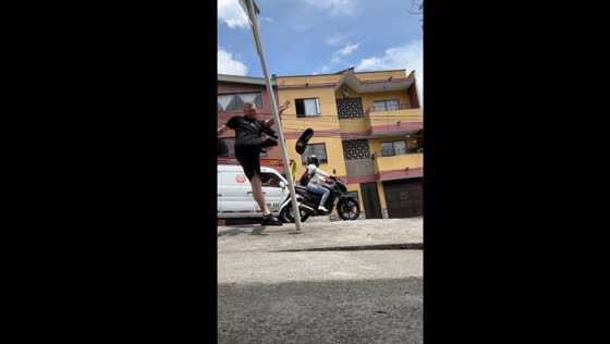Person kicks street post in Medellin saying 'pain is temporary'