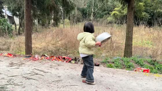 Girl startled as aunt lights firecracker in Guizhou, China