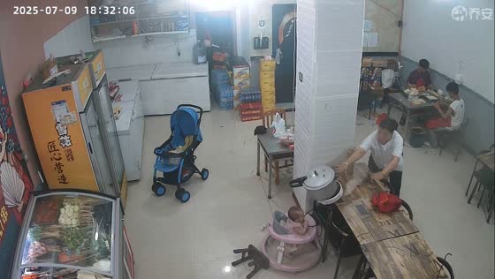 Child injured by falling pressure cooker after pulling wire in Guizhou, China