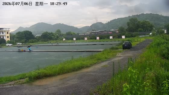 Lightning bolt strikes bridge fishing area in Hubei, China