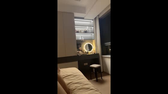 Little cat fails jump from vanity desk in Anhui, China