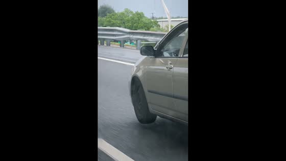 Bouncing tire spotted on moving vehicle in Tampa, Florida