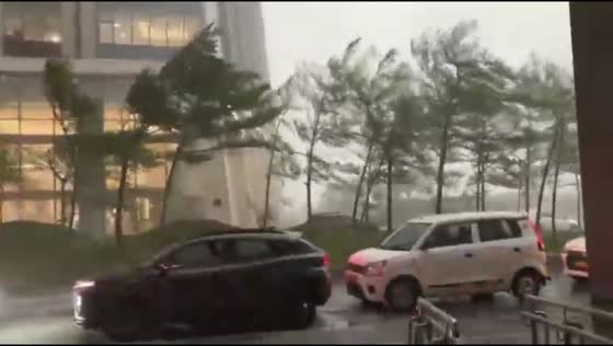 Powerful dust storm and heavy rain disrupt traffic in Noida, India