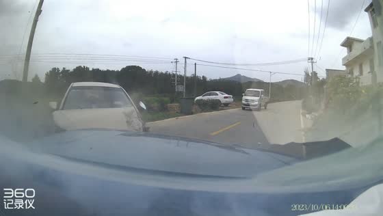 High-speed collision caused by distracted driver in Jiangxi Province, China 
