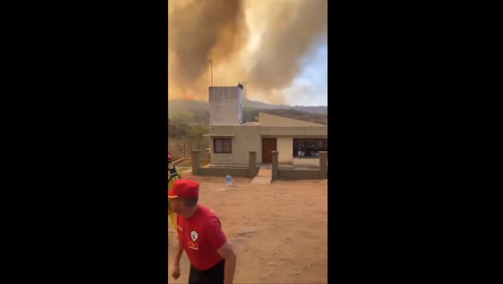 Wildfire threatens homes in Cabalango, Argentina, as strong winds hinder firefighters