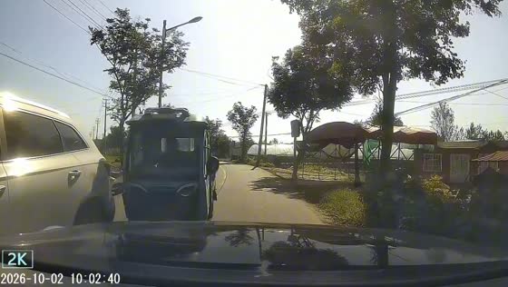 Electric cargo tricycle crashes between two vehicles on a narrow rural road in Suqian, China