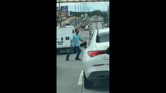 Driver confronts attacker during road rage in Xalapa, Mexico