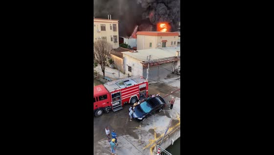 Crowd overturns car blocking fire escape during blaze in Guangdong, China