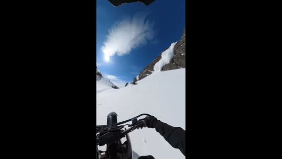 Snowbikers escape sudden avalanche in Kirovsk, Murmansk Oblast, Russia