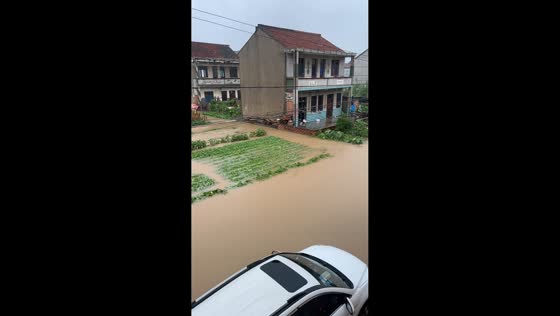 Severe flooding covers residential street in Jiangsu, China