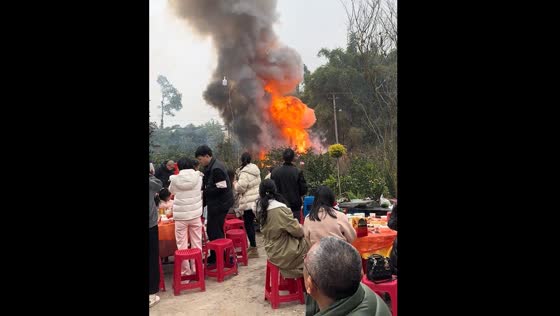 Firecracker celebration causes huge flames in Sichuan Province, China