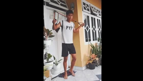 Exercise rope snaps and hits man during workout in Kolaka, Indonesia