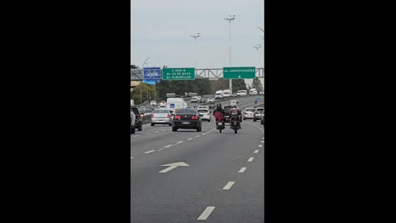 Motorcyclist attempts to steal bag on busy highway in Buenos Aires, Argentina