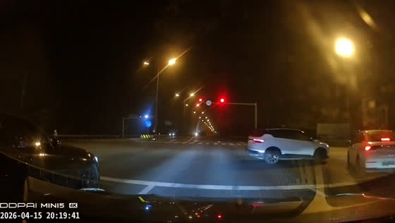 Dashcam captures near collision at intersection in Zhejiang, China