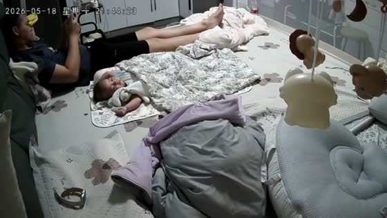 Man grabs infant as earthquake shakes home in Liuzhou, China