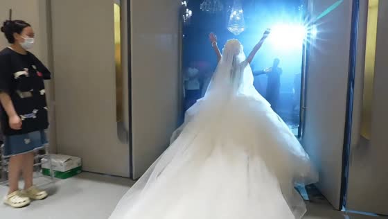 Bride trips during wedding entrance in Liaoning, China