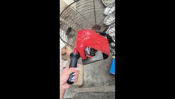 Creative DIY fan runs using motorcycle throttle in Guangxi, China