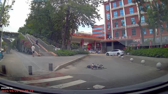 Child crashes bicycle into pavement on overpass in Guangdong, China