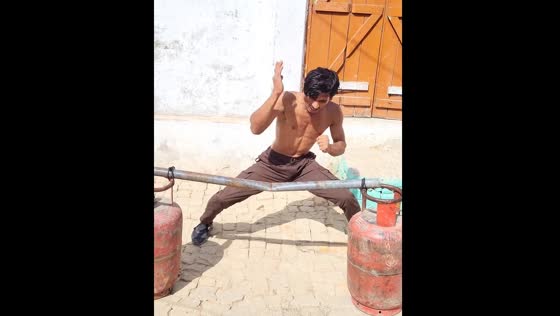 Man bends metal rod tied to gas cylinders in Delhi